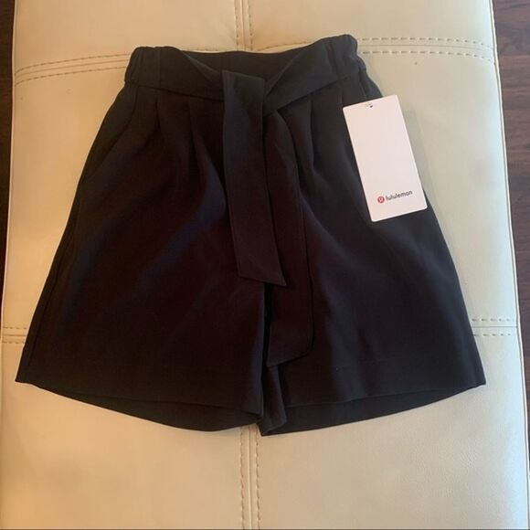 Lululemon Noir Shorts - Picture 4 of 9